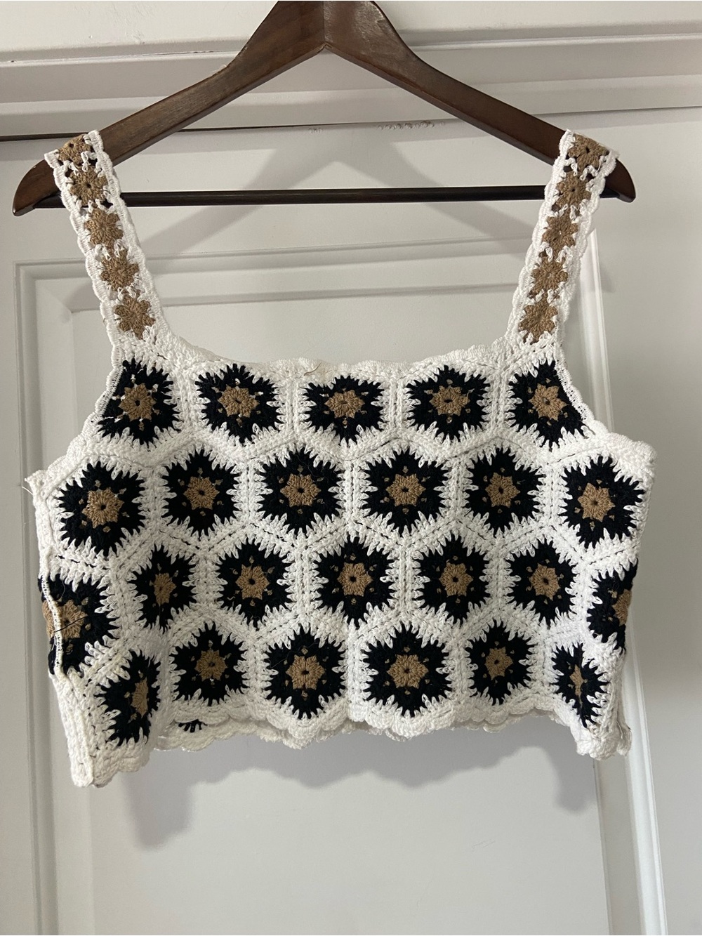 POL Crochet Floral Square Neck Crop Top in White & Black - Picture 4 of 6